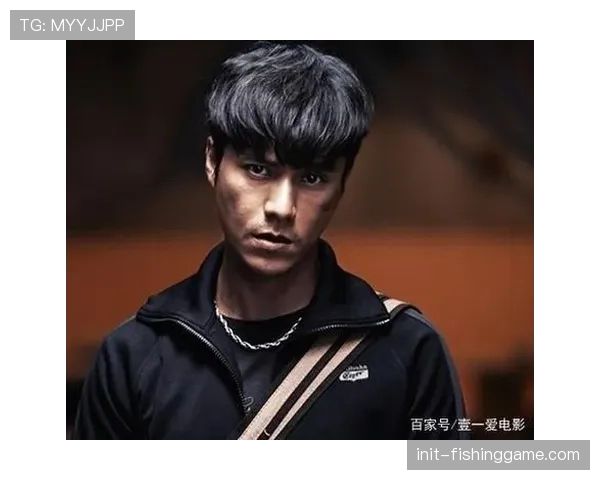 特写:一位视频分析员在凌晨三点仍在剪辑对手的防守轮转效率片段 特写:一位视频分析员在凌晨三点仍在剪辑对手的防守轮转效率片段